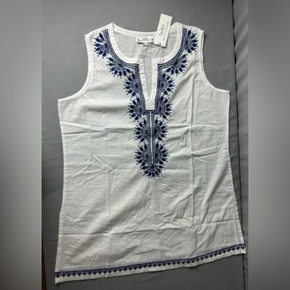 Hydra Woman's White with Blue Embroidery Sleeveless Top